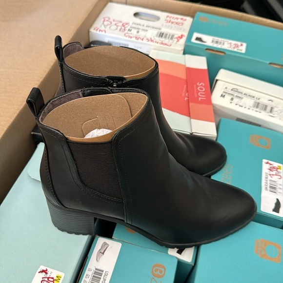 LifeStride Women's Mesa Chelsea Bootie - Picture 5 of 7